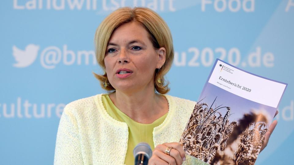 Bundeslandwirtschaftsministerin Julia Klöckner(CDU) stellt in Bonn den Erntebericht 2020 vor.