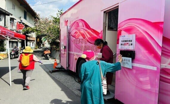 衛生局長曾梓展表示，梨山地區距離市中心最遠，由於地理因素導致其醫療近便性不足，降低當地居民對於健康檢查的意願，守護市民的健康是衛生局的責任，自109年起，每年4月衛生局與和平區梨山衛生所及醫療院所共同合作，將所有健康篩檢活動所需醫事人力及專業醫療器械全數打包上梨山，讓梨山地區居民就近享有專業級的健康篩檢服務。