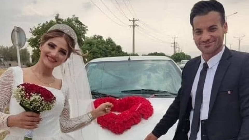 伊朗一名24歲新娘日前在婚禮時被賓客鳴槍慶祝子彈打穿頭部身亡。（圖／翻攝自推特MassiVeMaC @SchengenStory）