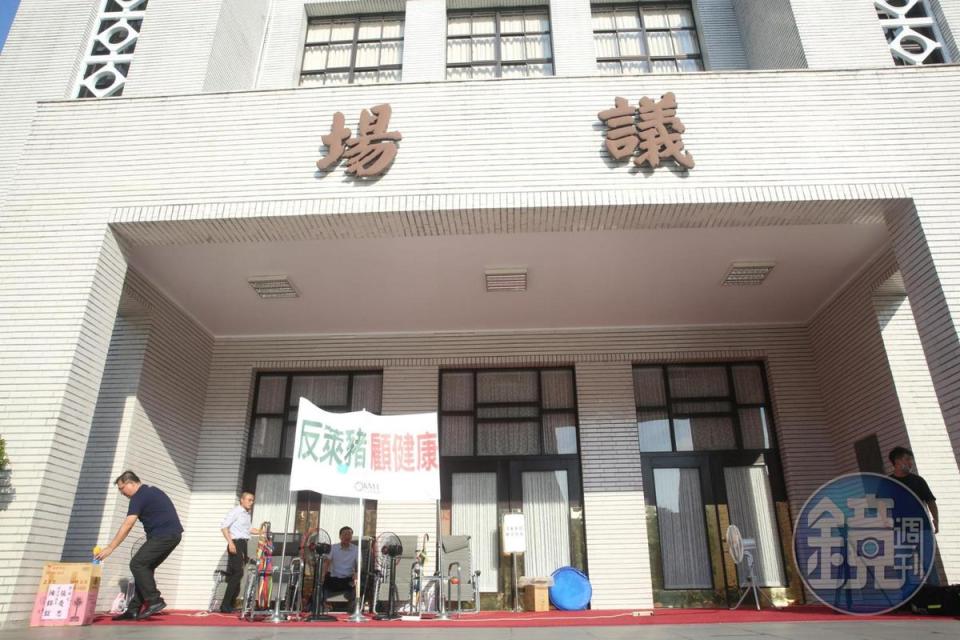 黨團大會結束後，總召林為洲、藍委洪孟楷、林德福等人就在立院前駐守。