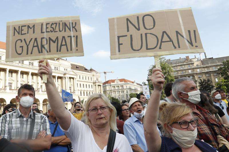 2021年6月5日，匈牙利民眾在布達佩斯街頭示威，抗議中國復旦大學分校興建案（美聯社）
