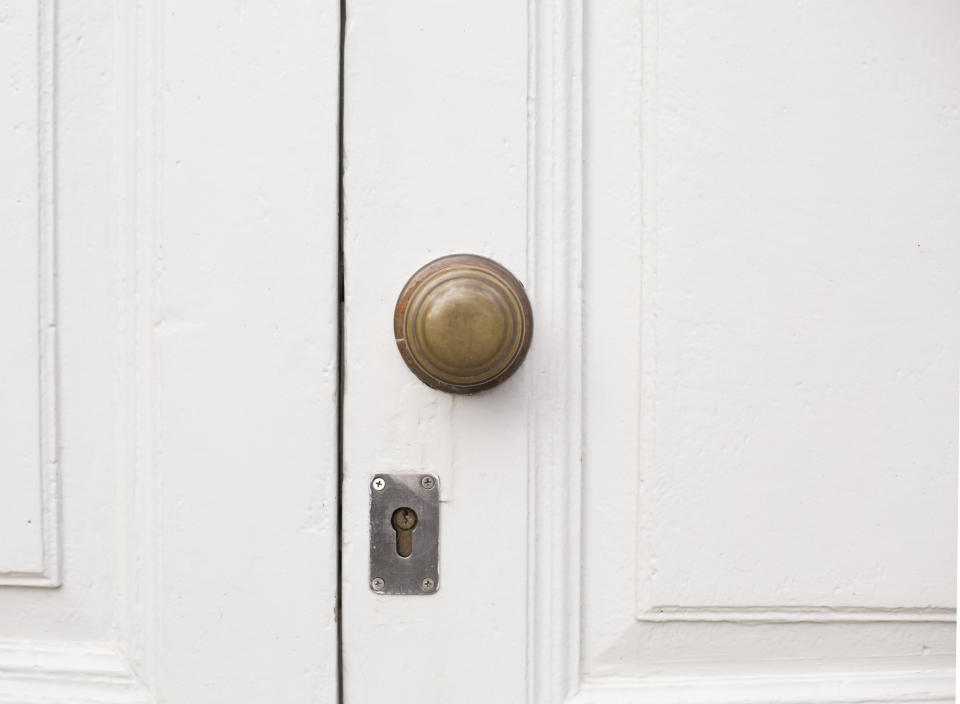 Door painted whiteSu nieta aprovechó que el abuelo estaba en Cartagena (Murcia) para ocupar su vivienda en el centro de Madrid. (Foto: Getty Images)