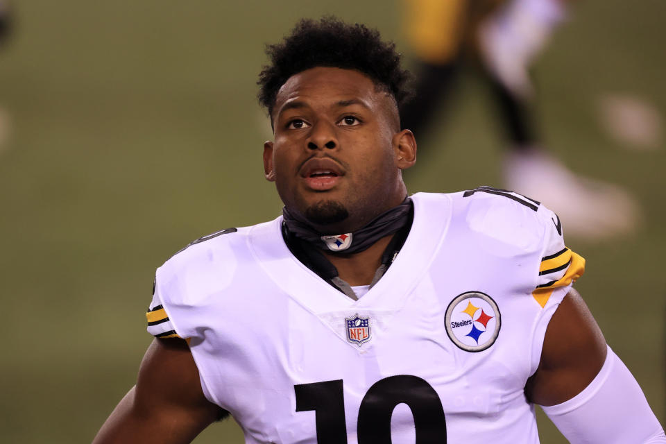 CINCINNATI, OH - DECEMBER 21: Pittsburgh Steelers wide receiver JuJu Smith-Schuster (19) looks at the crowd before the game against the Pittsburgh Steelers and the Cincinnati Bengals on December 21, 2020, at Paul Brown Stadium in Cincinnati, OH. (Photo by Ian Johnson/Icon Sportswire via Getty Images)