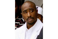 ARCHIVO - El rapero Tupac Shakur en un evento de registro de votantes en Los Angeles, el 15 de agosto de 1996. Uno de los últimos testigos vivos del asesinato de Tupac Shakur ocurrido en 1996 fue acusado de homicidio el 29 de septiembre de 2023. (Foto AP/Frank Wiese, archivo)
