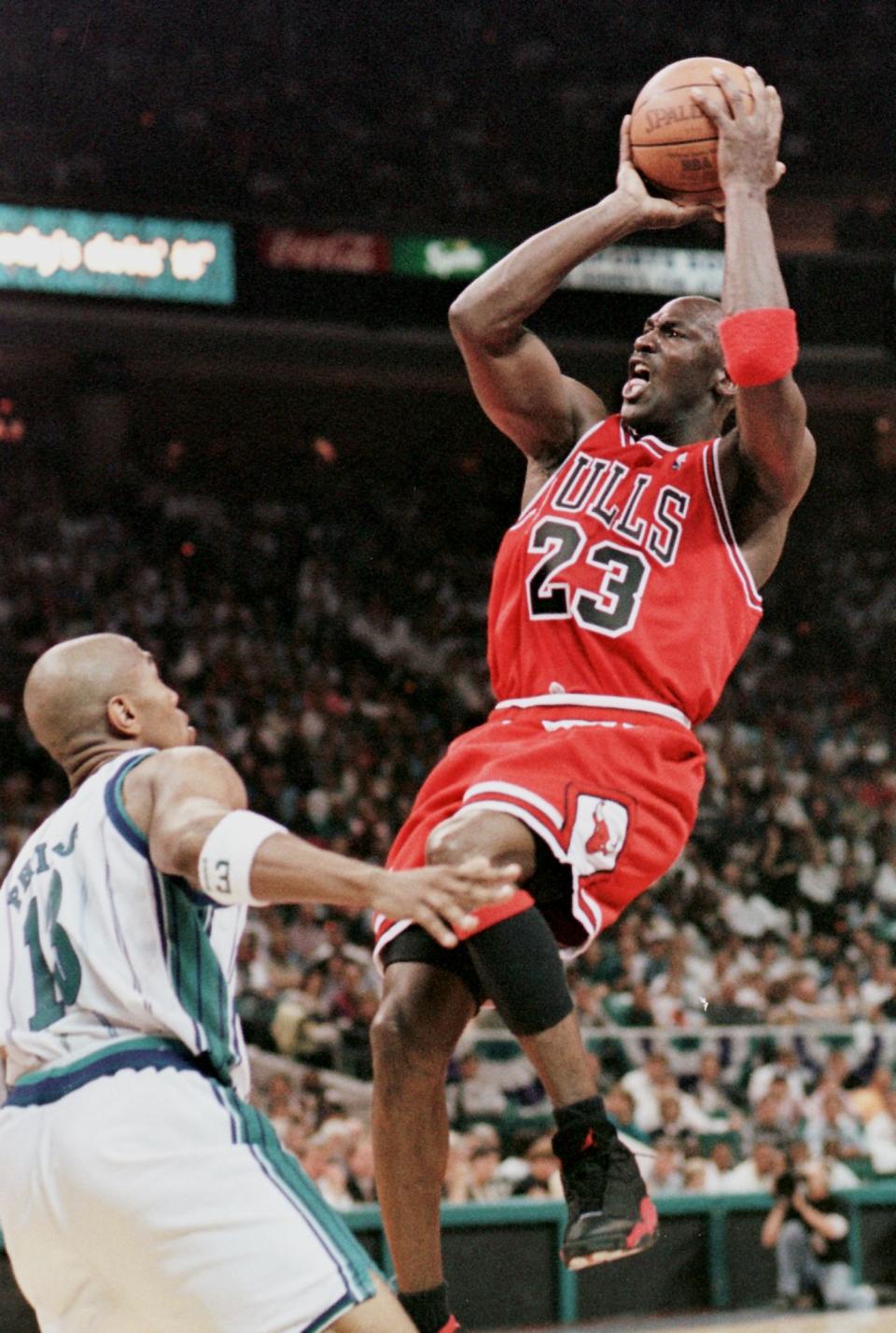 籃球之神Michael Jordan的招牌後仰跳投是史上最難防守的個人絕招。 AFP PHOTO/Robert SULLIVAN (Photo by ROBERT SULLIVAN / AFP) (Photo by ROBERT SULLIVAN/AFP via Getty Images)