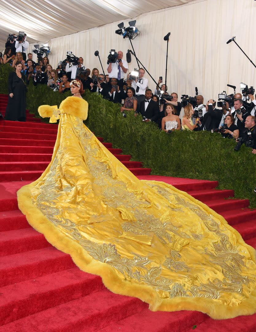 En la edición 2015 Rihanna fue elegida como la mejor vestida de la velada: la cantante deslumbró con un vestido amarillo de Guo Pei que no solo sorprendió a los presentes sino que también se volvió viral en las redes. Sin embargo, la cantante no fue feliz dentro de ese atuendo. “Pasaba por la alfombra roja y solo podía ver el resto de los vestidos. ‘Dios mío, soy un payaso. La gente se reirá de mí. Esto es como demasiado´, pensé en ese momento”, confesó años después en una entrevista con Access Hollywood