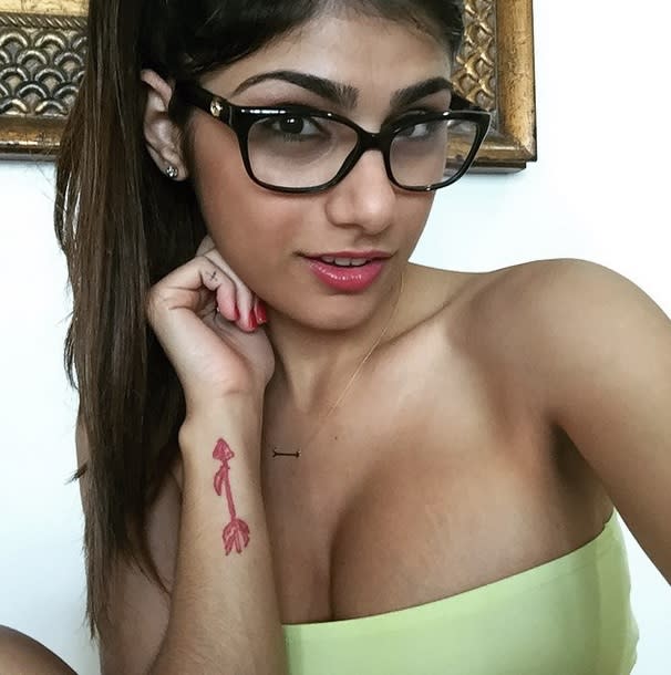 A la actriz Mia Khalifa le encanta provocar.Ahora, reta a un deportista a que sea parte de su liga. Foto: International Business Times.