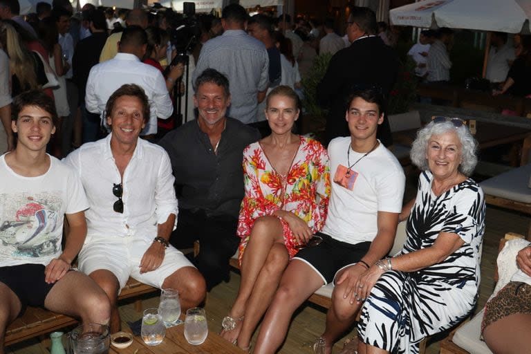 El director de la firma de PR Red Carpet, Leo Mateu, junto a la familia Mazza Gravier, disfrutaron del primer evento esteño de la temporada de verano 2024