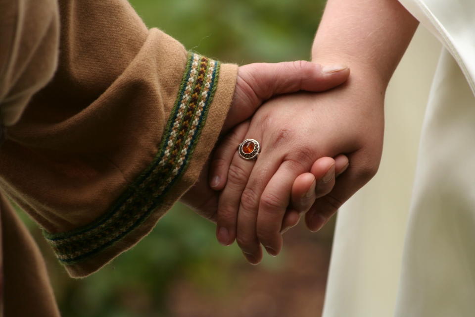 In Deutschland wird der Ehering bei der Zeremonie üblicherweise an den rechten Ringfinger gesteckt. (Symbolbild: Getty Images)