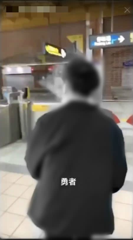 黑衣男邊走邊吐煙，友人PO網後還讚「勇者」。（圖／翻攝自Dcard）