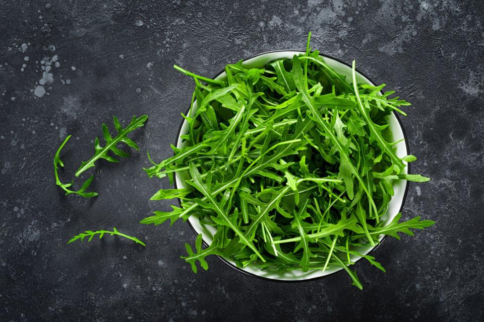 Auch Rucola erobert im April langsam die Gemüsemärkte. In Kombination mit gegrilltem grünen Spargel, einem Ei und etwas Parmesan erhalten Sie einen leichten Salat, den Sie mit etwas Zitronenvinaigrette servieren. (Bild: iStock / YelenaYemchuk)