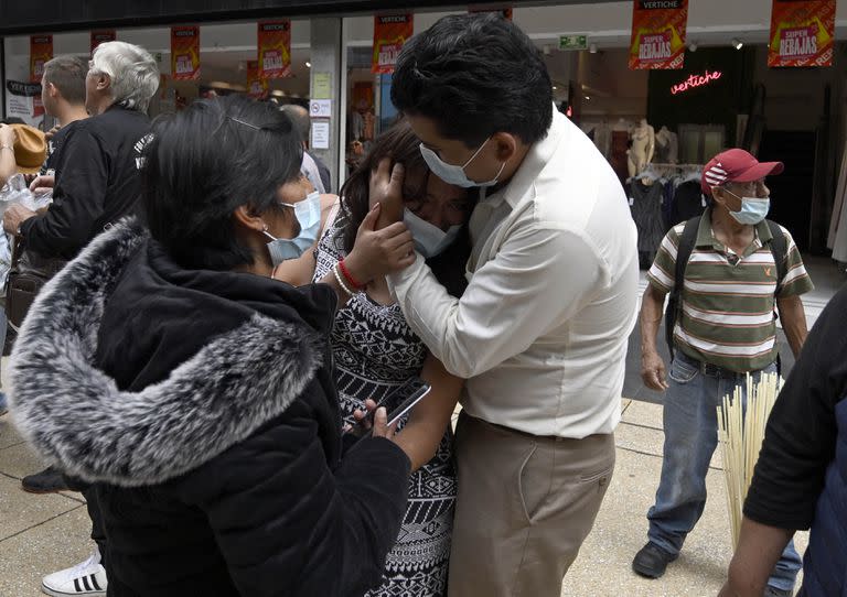 Una mujer es consolada por un hombre tras un terremoto en México el 19 de septiembre de 2022.