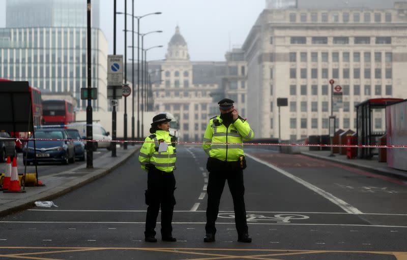 Agentes de policía detrás del cordón policial en el lugar de un apuñalamiento en el Puente de Londres, en el que murieron dos personas, en Londres, Reino Unido