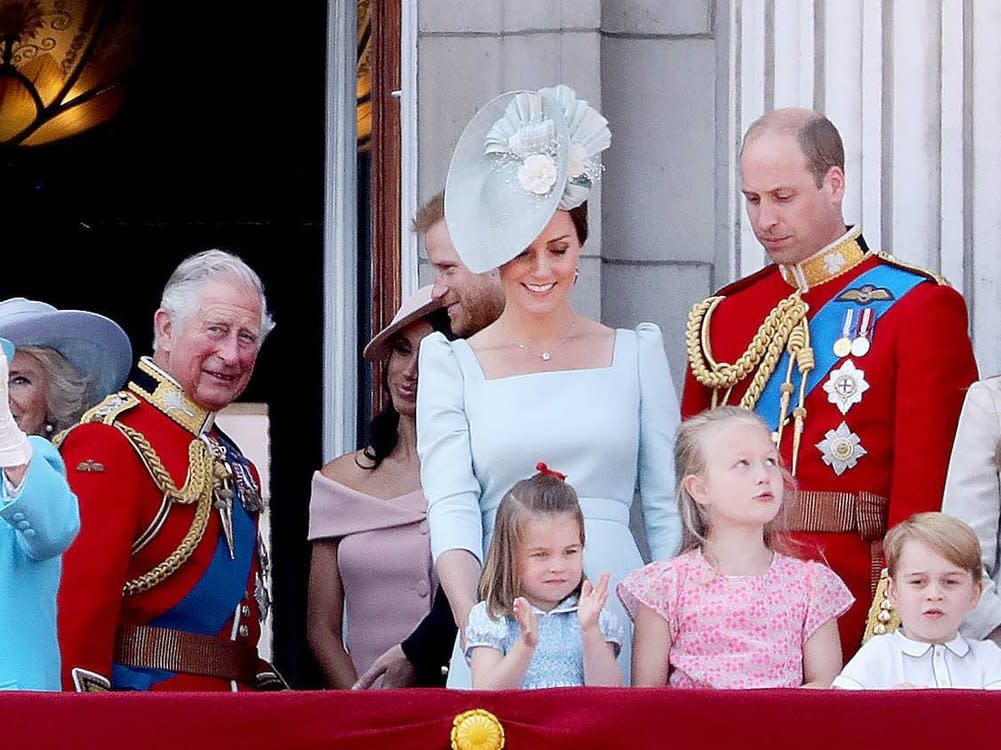 König Charles III. - hier mit seinen Söhnen, deren Ehefrauen und einigen seiner Enkel auf dem Balkon des Buckingham Palastes - nimmt seine persönlichen Beziehungen sehr ernst. (Bild: imago/PPE)