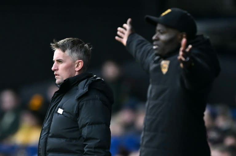 Kieran McKenna (izq) y el técnico rival, George Elokobi, observan el partido de la Copa inglesa entre el Ipswich Town y el Maidstone United disputado el 27 de enero de 2024 en Ipswich, al este de Inglaterra (Ben Stansall)