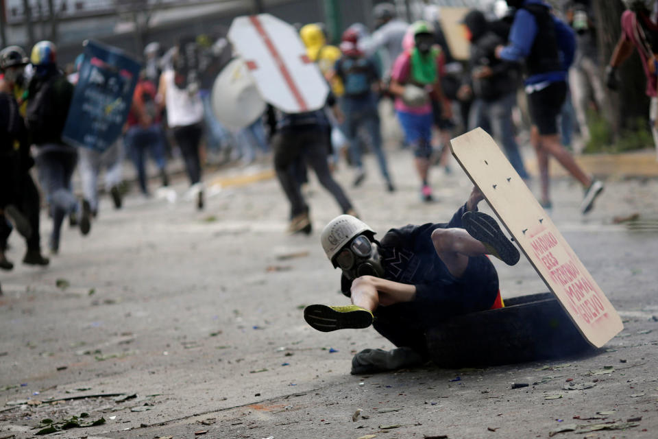 <p>A demonstrator falls down while running away at a rally during a strike called to protest against Venezuelan President Nicolas Maduro’s government in Caracas, Venezuela, July 26, 2017. (Photo: Ueslei Marcelino/Reuters) </p>