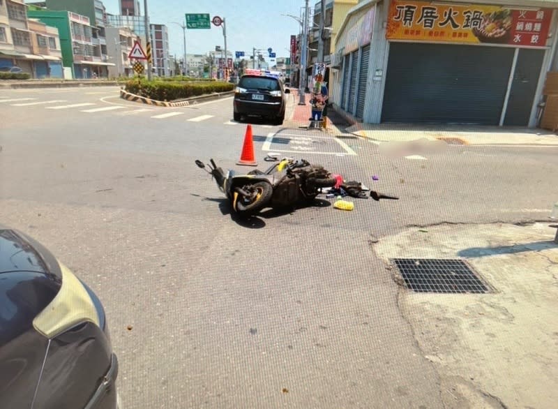 89歲黃姓男子21日上午11時許駕駛小貨車，行經高雄市林園區沿海、頂厝路口右轉時，擦撞一旁直行機車，造成60歲柯姓女騎士傷重送醫不治，肇事原因待警方鑑定。（圖／高雄市警察局林園分局提供）