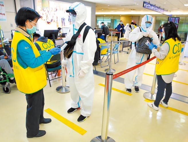 台灣新冠肺炎昨新增3名境外移入個案，挑戰連7天0確診紀錄宣告失敗。圖為桃園機場入境管制區內，2名身穿防護衣的旅客，正在查驗健康聲明書。                                          （本報資料照片）