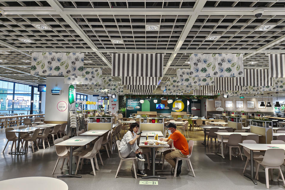 <p>Ikea también obtiene beneficios de su restaurante, pero además tiene otro objetivo. Y es que permite a los clientes descansar durante un momento para seguir después con las compras en la tienda. (Foto: Getty Images).</p> 