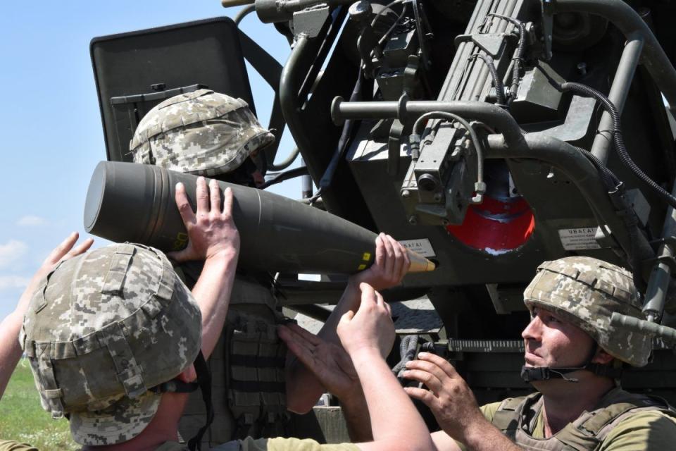 2s22 bohdana being loaded for test firing may 2021