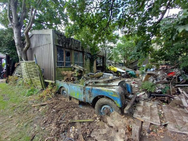 Guy Snelling, de Anglia Car Auctions en King's Lynn, Norfolk, tuvo que entrar al granero cerrado para descubrir los autos.  (SWNS)