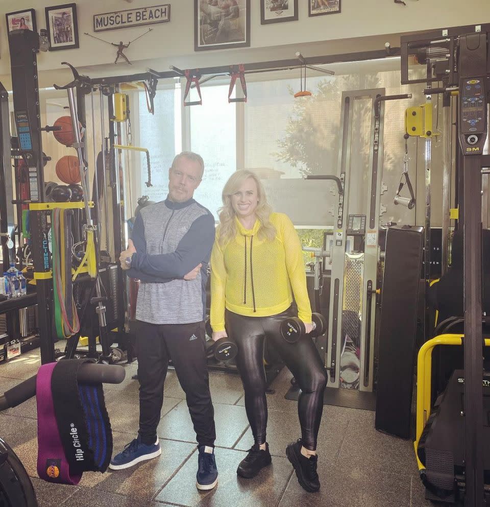 Rebel Wilson teilte ein Foto von sich, auf dem sie mit dem Promi-Personal Trainer Gunnar Peterson trainiert. Foto: Instagram/Rebel Wilson