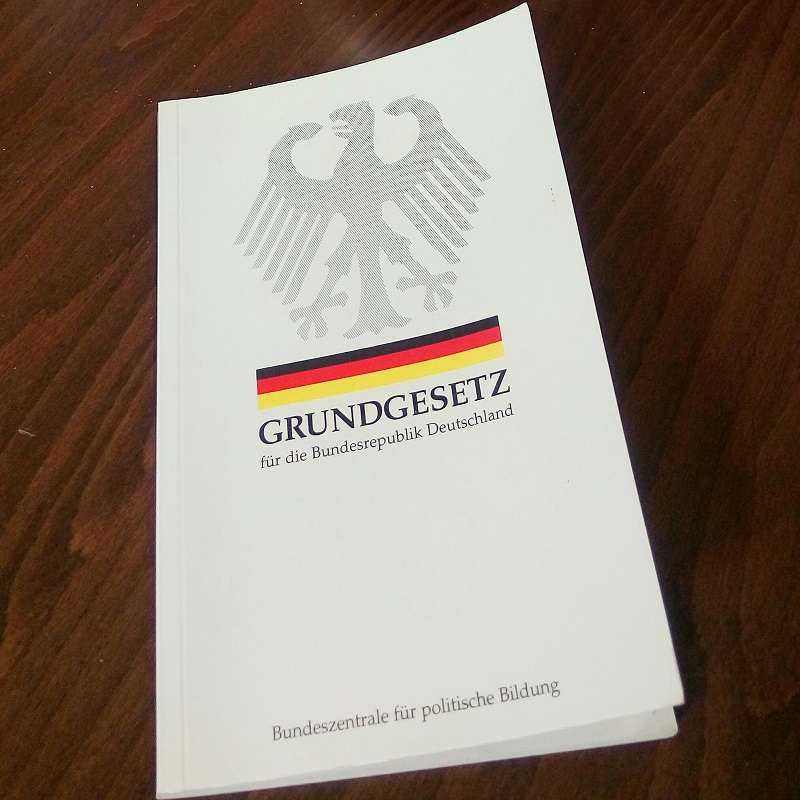 圖為德國基本法（德國憲法），出版單位是「聯邦政治教育中心」（Bundeszentrale für politische Bildung），而政治教育即是公民教育，其內容當是積極有助於民主、多元、自由、平等之各項憲法價值之實現。（作者提供）