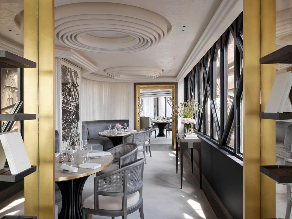 Asmar d'Amman infused the dining spaces with various shades of silver, white, black, and gold, a visual nod to the city below and the sky above.