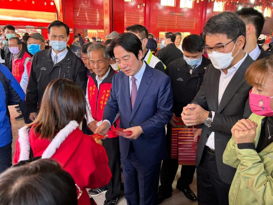 副總統賴清德大年初五抵雲林山、海線發送新春福袋。（記者陳正芬攝）