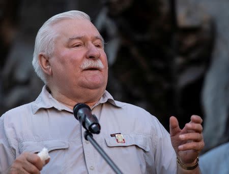Former Polish President Lech Walesa speaks during a protest against the conservative government's makeover of the Polish judiciary in Warsaw, Poland July 4, 2018. Agencja Gazeta/Dawid Zuchowicz via REUTERS