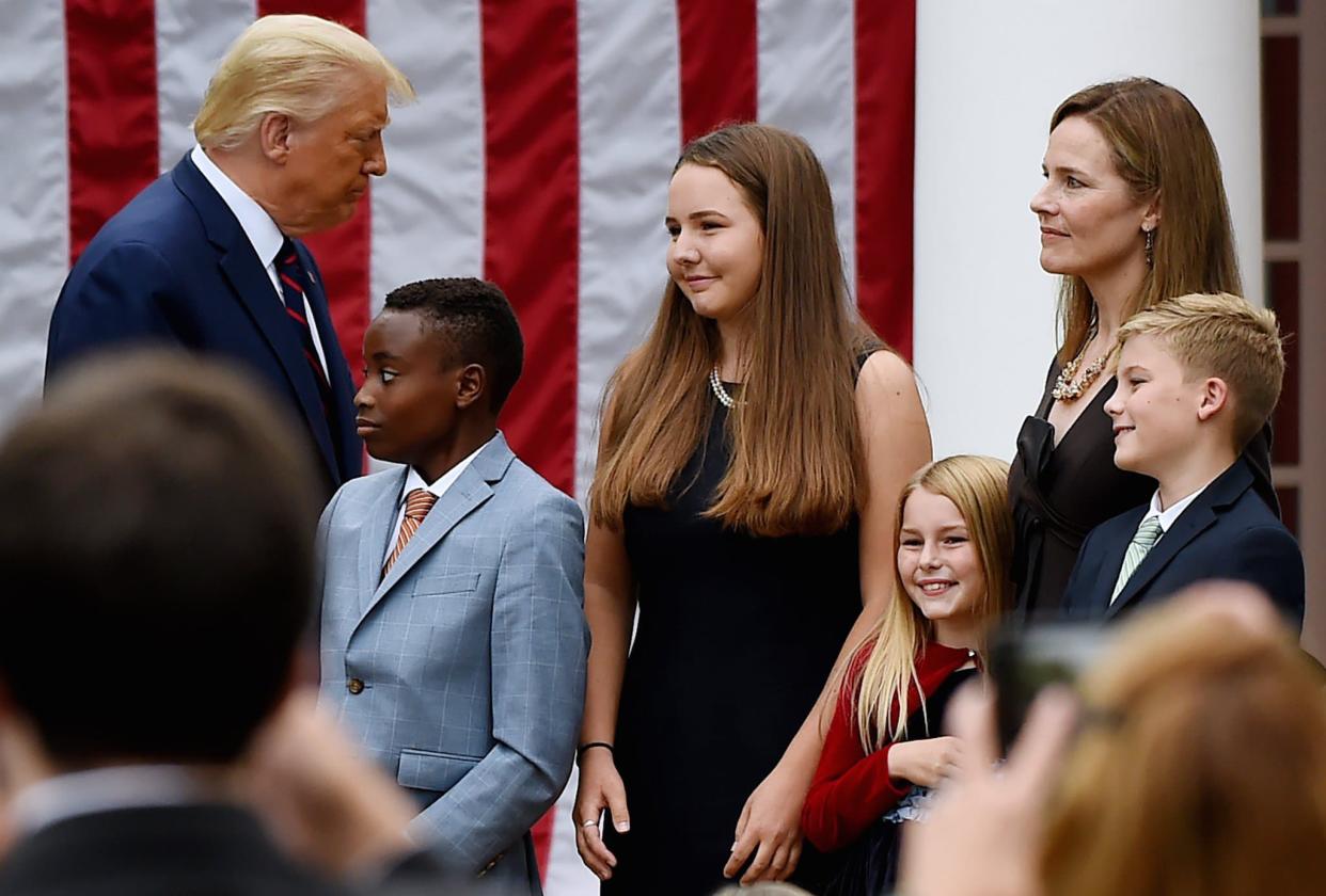 Donald Trump face à Amy Coney Barrett et plusieurs de ses enfants.  - Olivier Douliery