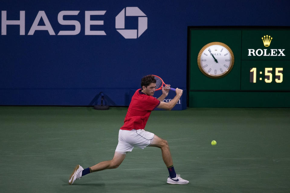 勞力士代言人泰勒．佛里（Taylor Fritz）於2021年美國網球公開賽以反手拍回擊。