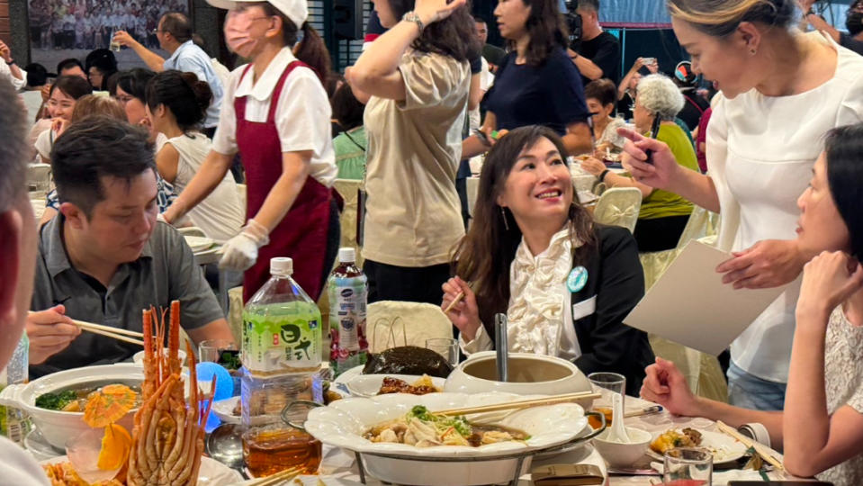 台南青鳥宴，民進黨立委林宜瑾也坐在席間。與會者提供