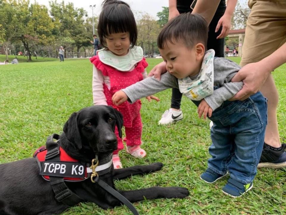竹市警局九日更找來台中市警犬隊的緝毒犬Tiny、偵爆犬Pinky展現訓練成果，並邀請專業教官謝文智帶來擬真毒品，提供民眾辨識學習。(記者曾芳蘭攝)