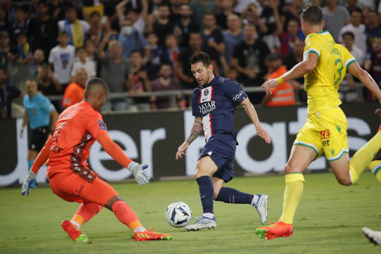 Messi elude al arquero Lafont y rematará ante el arco vacío para anotar el 1-0 de PSG en la final de la Supercopa