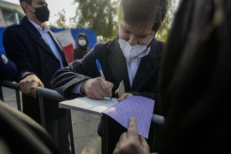 Gabriel Boric firma un borrador de la Constitución propuesta, el 21 de julio de 2022 (Archivo).