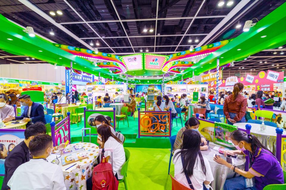 <span>每年香港書展都吸引不少家長入場為子女選購優質中英文教材。（圖片來源：DR-Max）</span>