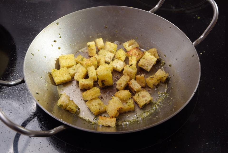 Andere Salatvariationen oder Suppen lassen sich mit Croutons ebenfalls schnell und einfach aufmotzen: Würfeln Sie dafür das getrocknete Weißbrot, würzen Sie es nach Geschmack und braten Sie es mit Öl in einer Pfanne oder auch im Backofen an. (Bild: iStock/fermate)