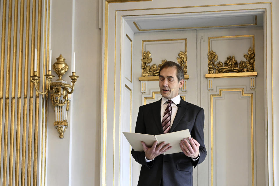 Mats Malm, secretario permanente de la Academia Sueca, anuncia el Premio Nobel de Literatura en la Bolsa de Estocolmo el jueves 5 de octubre de 2023. El Premio Nobel de Literatura fue otorgado al autor noruego Jon Fosse. (Pontus Lundahl/TT News Agency vía AP)