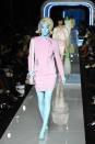 <p>En la pasarela de Moschino nos sorprendimos con esta modelo, ¡pintada de celeste! Foto: MIGUEL MEDINA/AFP/Getty Images </p>