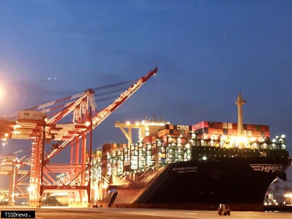 「韓遠利哈佛」大型貨櫃輪於高雄港第六貨櫃中心作業。（圖：高雄港務分公司提供）