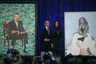 <p>In Washington werden Gemälde von Barack Obama und seiner Frau Michelle vorgestellt. Die Porträts werden ab sofort in der National Portrait Gallery des Smithsonian Institute zu sehen sein. Obama hatte sich den Künstler Kehinde Wiley für sein Porträt ausgesucht. Wiley ist der erste afroamerikanische Künstler, der für ein offizielles Präsidentenporträt ausgewählt wurde. (Bild: Getty Images/Mark Wilson) </p>