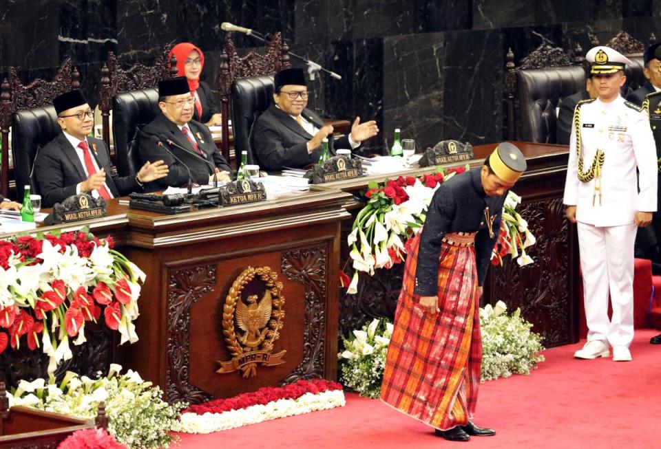 2017年8月16日，印尼總統佐科威著傳統服飾出席國會發表年度國情咨文。（東方IC）