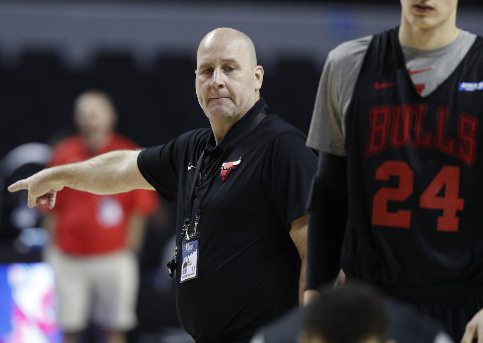 Jim Boylen, entrenador de los Bulls de Chicago, da indicaciones a los jugadores durante un entrenamiento en la Ciudad de México, el miércoles 12 de diciembre de 2018 (AP Foto/Rebecca Blackwell)