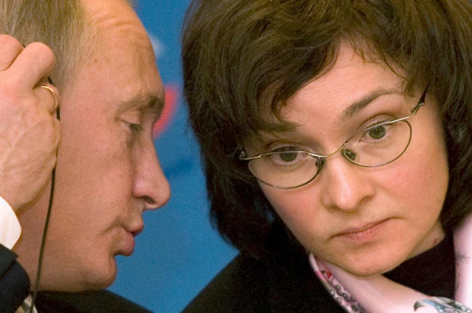 Russlands Präsident Wladimir Putin und die russische Zentralbankgouverneurin Elvira Nabiullina auf einem Foto von 2008. Zu dieser Zeit war Putin Russlands Premierminister und Nabiullina war die Wirtschaftsministerin des Landes. - Copyright: Sergei Karpukhin/Reuters