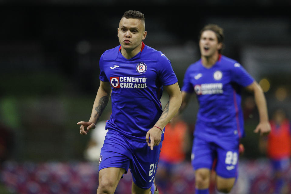 Jonathan Rodríguez celebra tras anotar el primer gol de Cruz Azul ante Toluca, en la vuelta de los cuartos de final de la Liga MX, el sábado 15 de mayo de 2021 (AP Foto/Eduardo Verdugo)