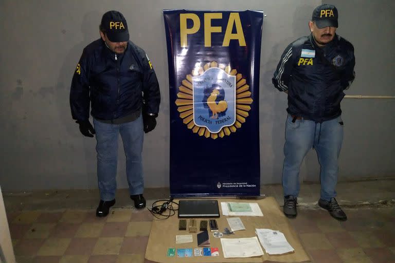 Objetos secuestrados al atacante de Cristina Fernandez de Kirchner. En la casa de Fernando Andrés Sabag Montiel, el hombre detenido después de gatillar una pistola delante de la vicepresidenta Cristina Kirchner, la Policía Federal Argentina (PFA) secuestró 100 balas calibre nueve milímetros. 02/09/22