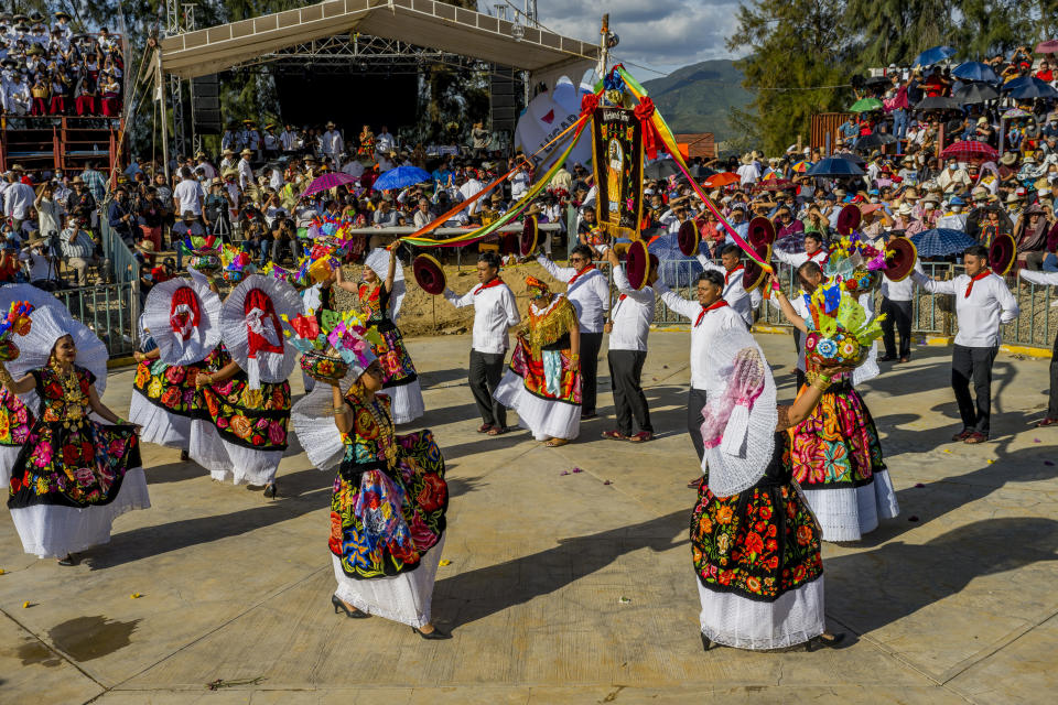 Fiesta de la Guelaguetza en julio del año pasado, los asistentes brinda una representación. (Wolfgang Kaehler/LightRocket via Getty Images)