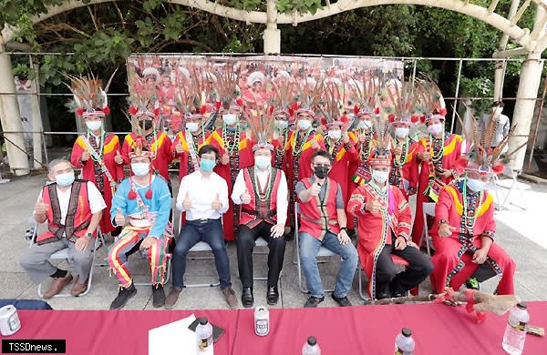 受疫情影響，基隆市原住民聯合豐年祭縮小規模辦理，但原住民同胞仍不減熱情，市長林右昌、立委蔡適應都到場與大家同樂。（記者王世明翻攝）