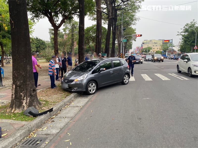 黃姓老翁走在斑馬線上，慘遭小客車撞倒在地，警方到場連忙將人送醫救治。（圖／翻攝畫面）